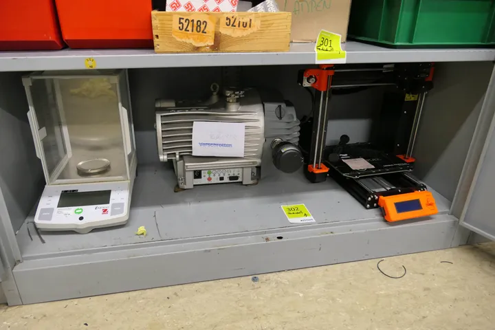 Fachinhalt Laborausstattung (Analysenwaage, Vakuumpumpe und 3D-Drucker)